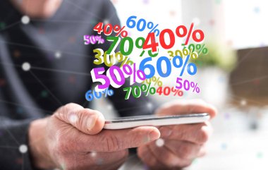 Bir smartphone ile yüzde tutan adamın elleri kavramı indirim