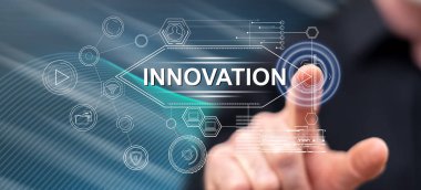 Adam dokunmatik ekranda yenilik kavramına parmağıyla dokunuyor.