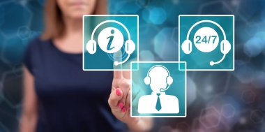 Online bilgi kavramı onun parmak dokunmatik ekranlı cep bilgisayarlarda dokunmadan kadın
