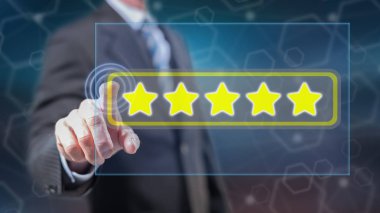 Adam elleriyle bir dokunmatik ekran üzerinde bir kalite anlayışı dokunmadan