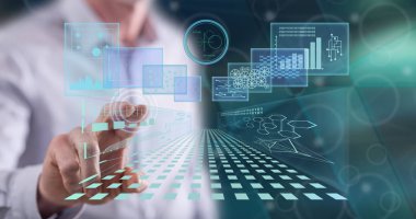 Bir adam dokunmatik ekranda dijital arayüz kavramına parmağıyla dokunuyor.