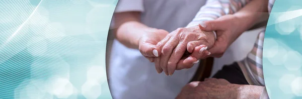 年配の女性の手を握って看護師の手 パノラマ バナー — ストック写真