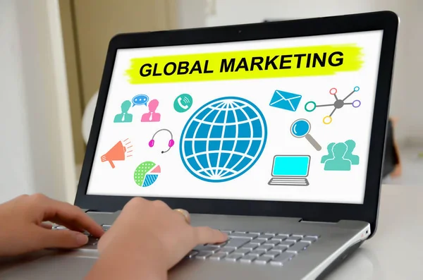 Manos Portátil Con Pantalla Que Muestra Concepto Marketing Global — Foto de Stock