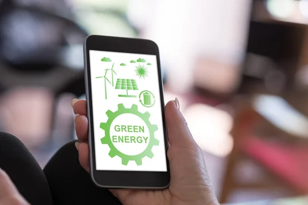 Mano Sosteniendo Teléfono Inteligente Con Concepto Energía Verde — Foto de Stock