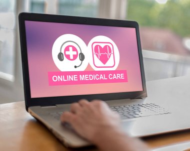 Online tıbbi bakım kavramı üstünde belgili tanımlık perde ile bir dizüstü bilgisayar kullanan adam