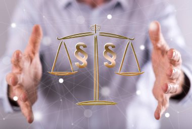 Arka planda bir adamın elleri arasındaki hukuk kavramı