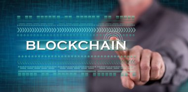 Bir adam dokunmatik ekranda engelleme konseptine parmağıyla dokunuyor.