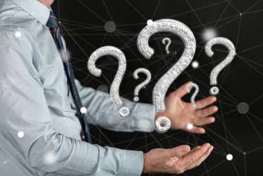 Bir adamın elleri yukarıda soru kavramı