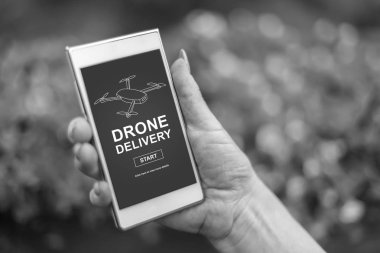 Bir akıllı telefon casus uçak teslimat konsepti ile tutarak el