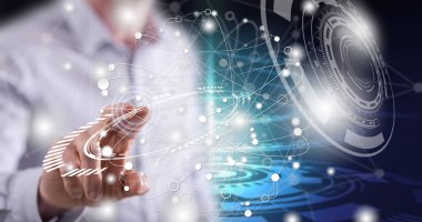 Adam dokunmatik ekranda sanal teknoloji konseptine parmağıyla dokunuyor.