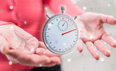 Arka planda bir kadının elleri yukarıda zaman kavramı