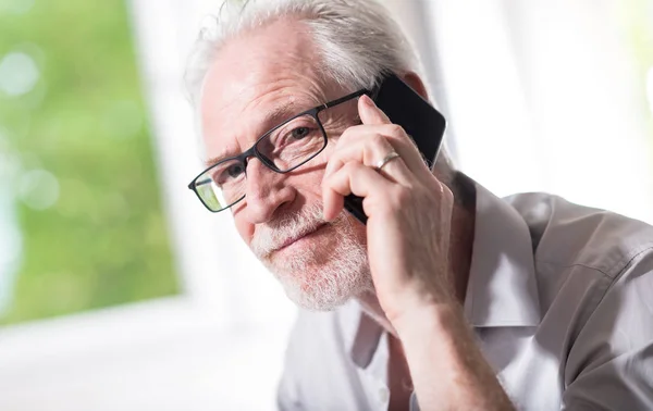 Portret Senior Biznesmen Rozmowy Telefon Komórkowy — Zdjęcie stockowe