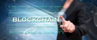 Blockchain kavramı dokunmadan kadın