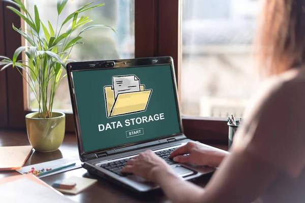 ノート パソコンの画面のデータ ストレージの概念 — ストック写真