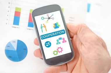 Bir smartphone cep telefonu ile işbirliği kavramı