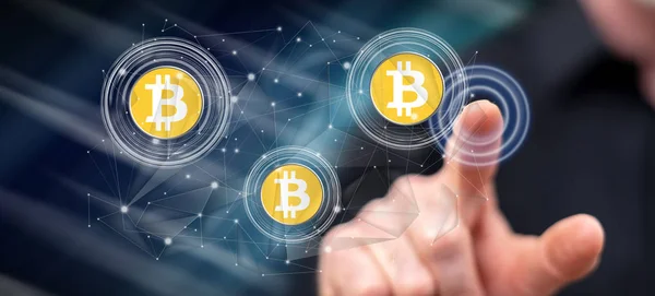 Людина, торкаючись bitcoin валюти концепції — стокове фото