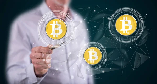 Людина, торкаючись bitcoin валюти концепції — стокове фото