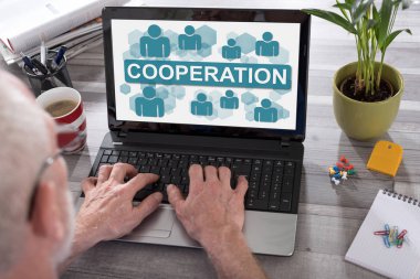 Bir dizüstü bilgisayar ekranında işbirliği kavramı