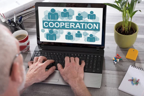 Bir dizüstü bilgisayar ekranında işbirliği kavramı