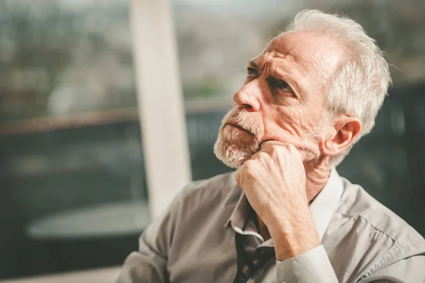 Tankeväckande senior affärsman — Stockfoto