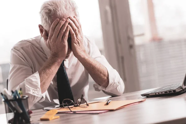 Stressad affärsman som sitter på kontor — Stockfoto