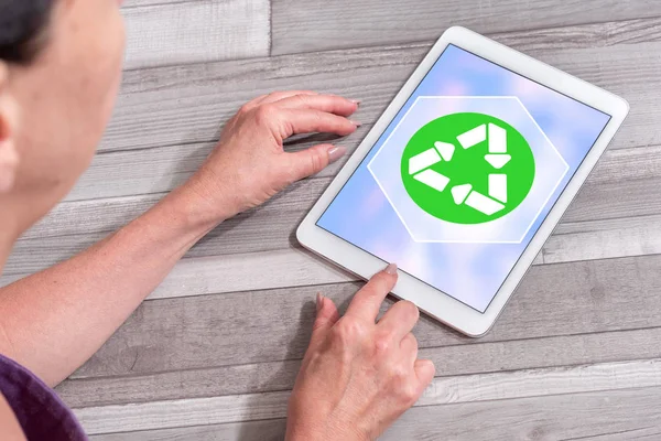 Concepto de reciclaje en una tableta — Foto de Stock