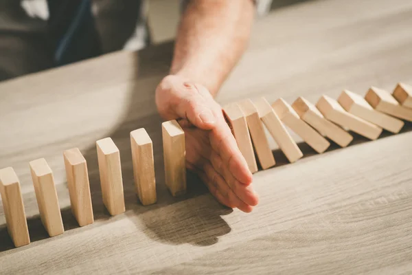 Concetto di controllo aziendale arrestando l'effetto domino — Foto Stock