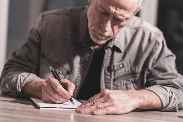 Man tar anteckningar på en bärbar dator — Stockfoto