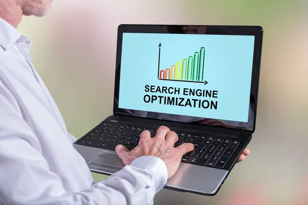 Concepto de optimización de motores de búsqueda en un portátil — Foto de Stock