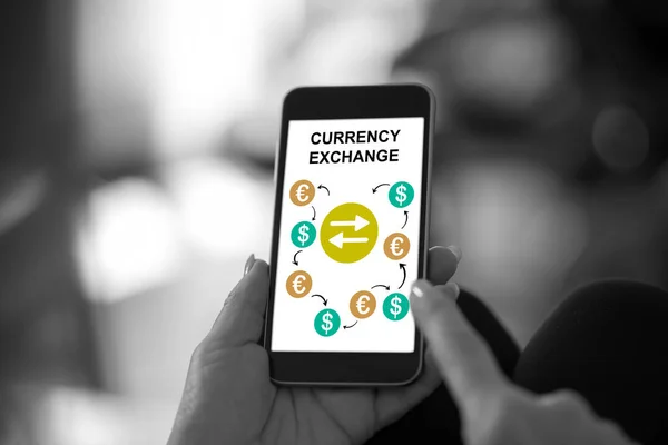 Conceito de troca de moeda em um smartphone — Fotografia de Stock