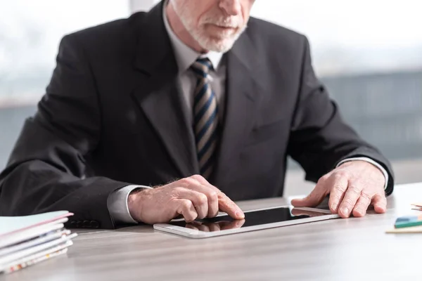 Hombre de negocios senior usando una tableta digital — Foto de Stock