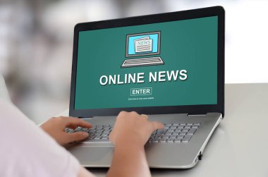 Bir dizüstü bilgisayarda online haber kavramı