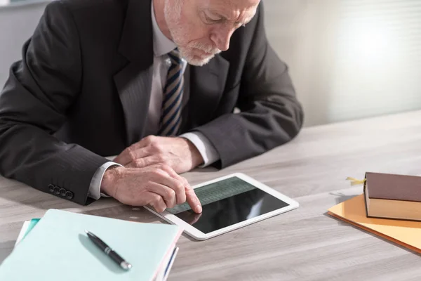 Uomo d'affari senior che utilizza un tablet digitale — Foto Stock