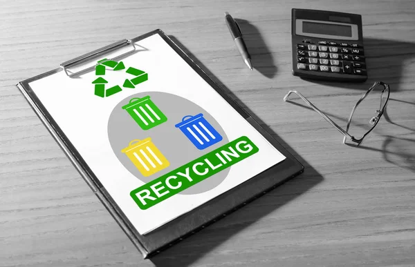 Concepto de reciclaje en un escritorio — Foto de Stock