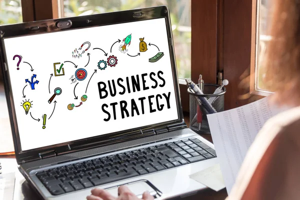 Conceito de estratégia de negócios em uma tela de laptop — Fotografia de Stock