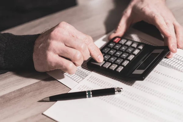 Mão usando calculadora, conceito de contabilidade — Fotografia de Stock