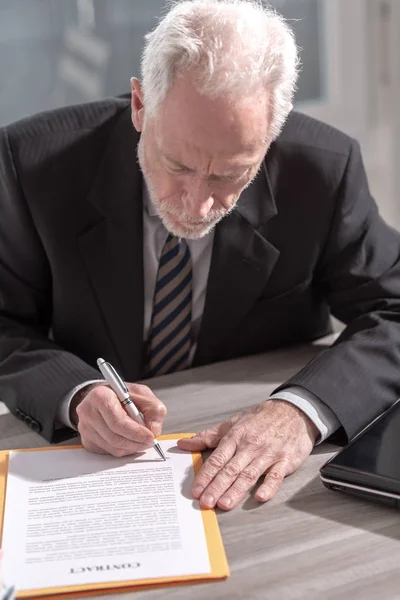 Бізнесмен, що підписує документ (використовується текст Lorem ipsum ) — стокове фото