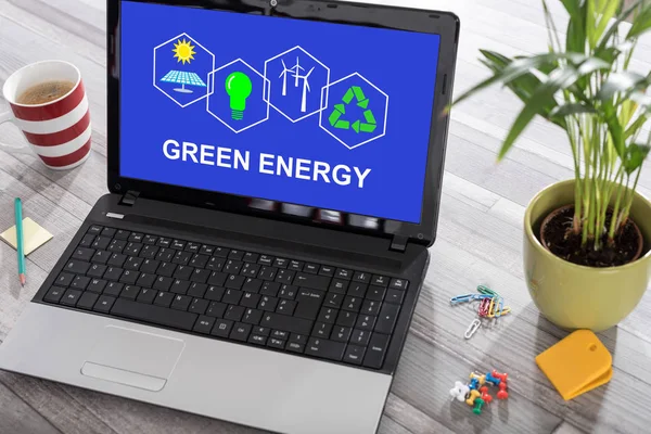 Concetto di energia verde su un computer portatile — Foto Stock