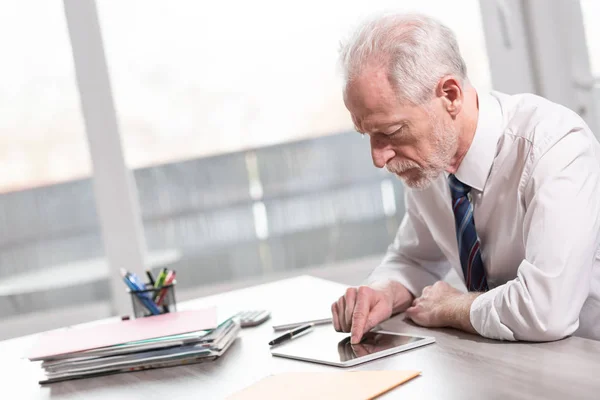 Portret van senior zakenman werken op Tablet PC — Stockfoto