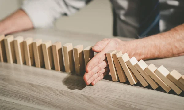 Concetto di controllo aziendale arrestando l'effetto domino — Foto Stock