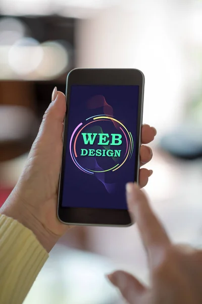 Concepto de diseño web en un smartphone — Foto de Stock
