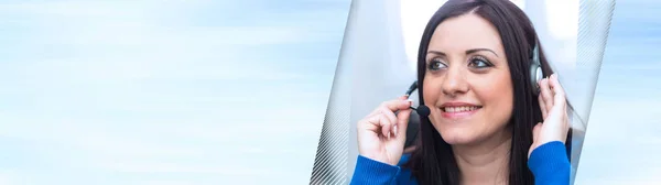 Usmívající se žena pomocí headsetu pro. panoramatické nápis — Stock fotografie