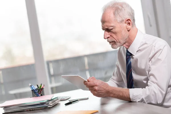 Portret van senior zakenman werken op Tablet PC — Stockfoto