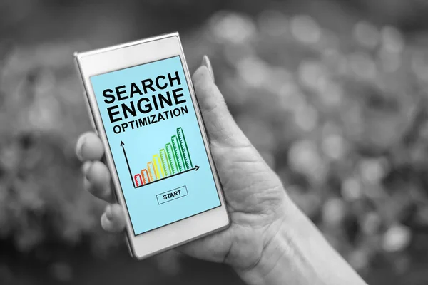 Concepto de optimización de motores de búsqueda en un smartphone — Foto de Stock