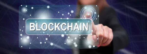 Mujer tocando un concepto blockchain — Foto de Stock