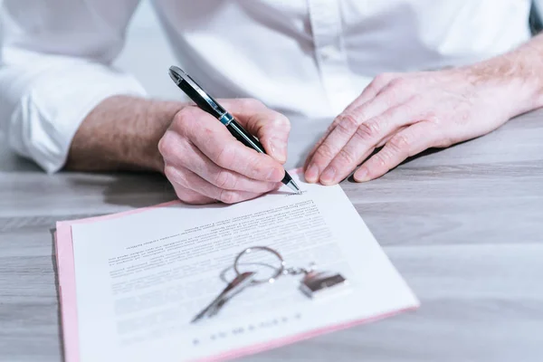 Signature du contrat immobilier (Lorem ipsum texte utilisé ) — Photo