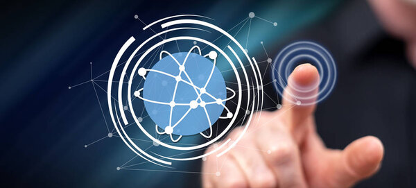 Человек, касающийся концепции глобальной сетевой технологии
