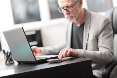 hesap makinesini kullanarak iş adamı