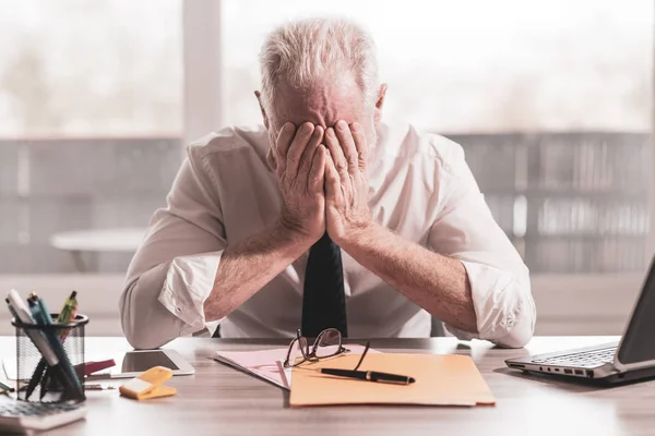 Uomo d'affari stressato seduto in ufficio — Foto Stock