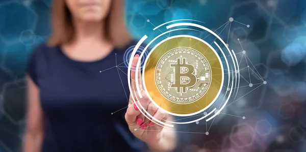 Donna toccare un concetto di valuta bitcoin — Foto Stock